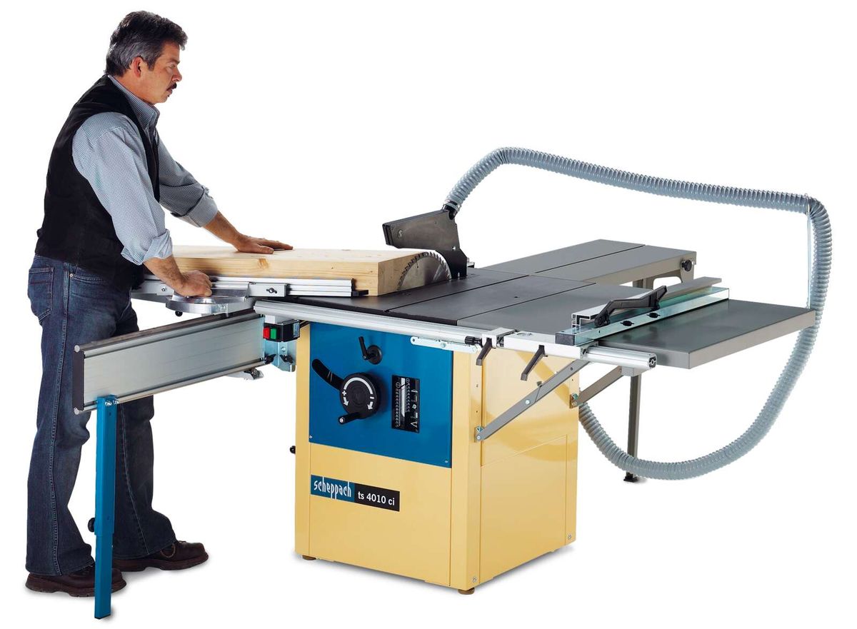 Ein Mann bedient eine Tischkreissäge TS 4010 CI von Scheppach. Ein Mann bedient Tischkreissäge